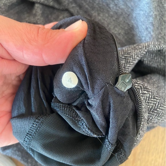 Lululemon Half zip, zip pocket, thumb holes and foldable to mitten size 4 - Picture 8 of 8